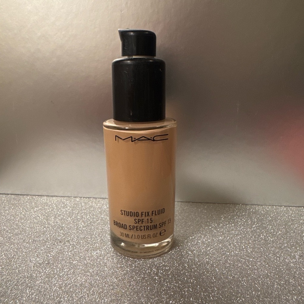 MAC Studio Fix Fluid SPF15 Foundation Shade N4.5 Light Neutral Full Coverage